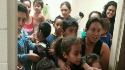 Decenas de niños migrantes junto con adultos son detenidos a diario por la Policía Fronteriza.