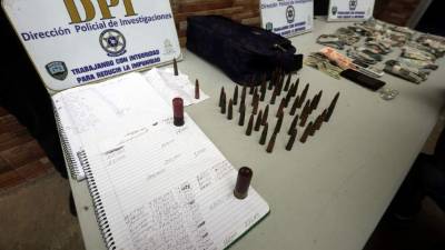 Cada semana capturan miembros de la maras que cobran extorsión. Este viernes en Tegucigalpa, la FNA encontró dinero y cuadernos con apuntes de los cobros que aplican a negocios y carros repartidores de alimentos y otros productos. También hallan notas extorsivas, hechas a mano y en computadora, en las que exigen pagos. Las amenazas, que muchas veces concretan, obligan a las víctimas a pagar.