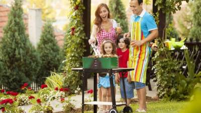 Organizar un barbacoa en familia es una buena opción para pasarla bien en vacaciones.