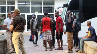 Migrantes abordan un autobús para ser trasladados a Tuxtla Gutiérrez en Tapachula.