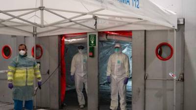 This handout picture made available by Madrid´s regional government, Comunidad de Madrid, shows a health worker preparing for the arrival of patients at the temporary hospital set up for coronavirus patients at a pavilion in Ifema convention and exhibition center in Madrid, on March 21, 2020. - Spain announced 394 new deaths caused by the novel coronavirus, raising to 1,720 the official death toll in Europe's worst-hit country after Italy, a 30 percent increase over the previous day. (Photo by - / COMUNIDAD DE MADRID / AFP) / RESTRICTED TO EDITORIAL USE - MANDATORY CREDIT 'AFP PHOTO / HANDOUT / COMUNIDAD DE MADRID - NO MARKETING - NO ADVERTISING CAMPAIGNS - DISTRIBUTED AS A SERVICE TO CLIENTS