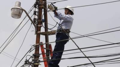 Autoridades de la Enee y de la EEH realizan los correctivos para restablecer el servicio de energía eléctrica. Foto Archivo.