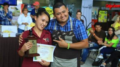 Mary Portillo posa con José Luis Herrera, juez en la sexta edición y tres veces campeón de barismo. Fotos: Franklyn Muñoz