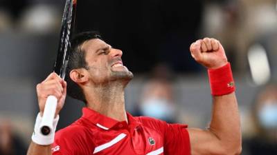 Novak Djokovic festejó de esta manera pase su clasificación a cuartos de final del Roland Garros. Foto AFP.
