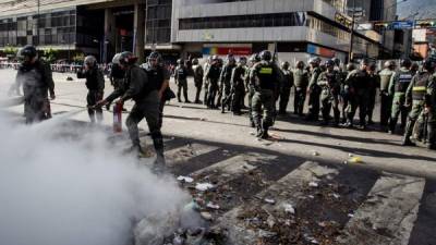 Un video grabado por un transeúnte muestra como huye la policía bolivariana tras asesinar al estudiante, arrojando gases lacrimógenos para dispersar a los manifestantes.
