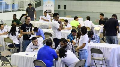 Proceso. Solicitantes de las visas temporales de trabajo en el Gimnasio Municipal.