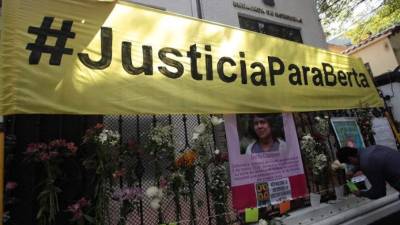 La ambientalista hondureña lideró manifestaciones en defensa del medioambiente y contra de la construcción de proyectos hidroeléctricos en su país, por considerar que atentaban contra los recursos naturales, por lo que recibió en 2015 el Premio Medioambiental Goldman. EFE/Archivo