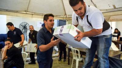 Trabajadores preparan las maletas electorales para los comicios de este domingo.
