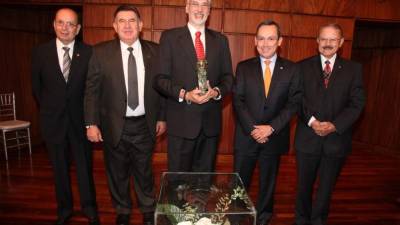 Ricardo Marichal, Manuel de Jesús Bautista, el galardonado Ricardo Agurcia, Marlon Tábora y Nicolás Cruz Torres