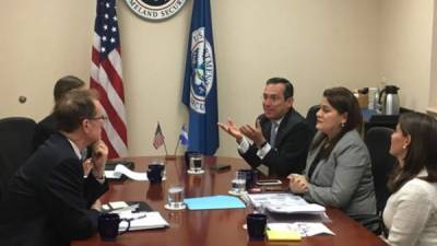Los reprensentantes de Honduras y EUA discuten la ampliación del TPS.
