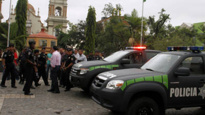 El alcalde Armando Calidonio presentó los carros a los jefes policiales.