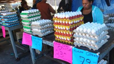 Diferentes puestos de huevo en un mercado capitalino.