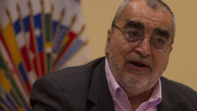 El jefe de la misión de la Organización de Estados Americanos (OEA), el chileno Enrique Correa, habla en una rueda de prensa hoy, jueves 19 de diciembre de 2013, en un hotel de Tegucigalpa (Honduras).