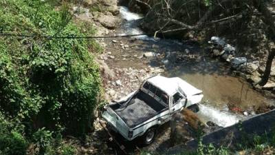 El vehículo quedó destruído a la orilla de una quebrada en el fondo de un abismo.