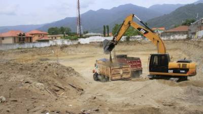 Las máquinas ya están excavando en el terreno de más de 7,000 varas cuadradas en Jardines del Valle. Foto: Cristina Santos.