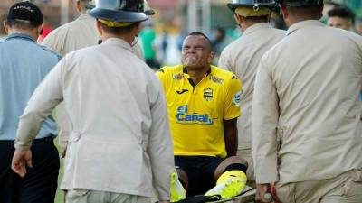 Rony Martínez con gestos de mucho dolor por la lesión en su rodilla derecha.