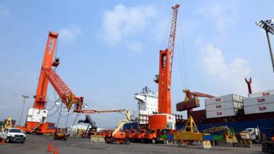 En la terminal de contenedores, la OPC tiene funcionando grúas nuevas, pero los empresarios consideran que hace falta más logística.