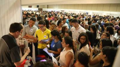 Jóvenes de nivel medio, universitarios y egresados fueron a obtener información de las oportunidades en la feria. Fotos: Yoseph Amaya y Jorge Monzón