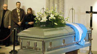 People attend the funeral of singer-songwriter Facundo Cabral, shot dead in a confuse incident on Saturday in Guatemala City, at the 'ND Ateneo' theatre in Buenos Aires on July 12, 2011. Cabral, killed in an ambush in the Guatemalan capital over the weekend, became a star as part of the 1970s protest music movement. A global nomad who said he was deeply inspired by the US poet Walt Whitman, his music was largely about peace, love and everyday pleasures and pain. AFP PHOTO/MAXI FAILLA