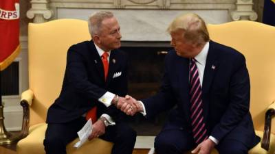 El presidente Donald Trump y el congresista Jeff Van Drew. AFP