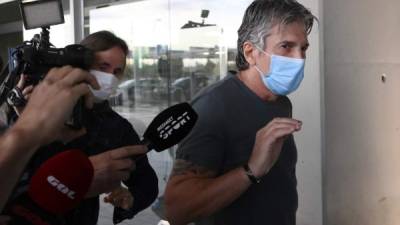 El padre y representante de Messi fue asediado por los medios de comunicación a su llegada a Barcelona. Foto AFP.