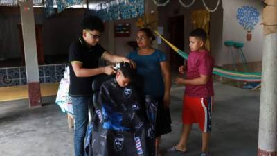 El joven barbero sueña con tener un negocio digno. Fotos: Melvin Cubas