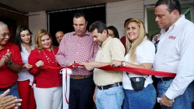 Luis Zelaya y Marlon Lara en el corte de la cinta.