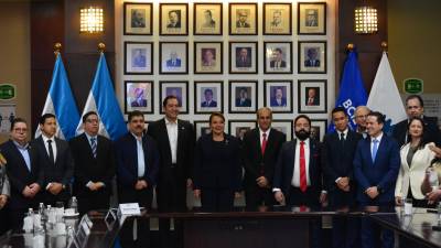 La presidenta Xiomara Castro, junto a su secretario privado, Héctor Zelaya; Karim Qubain, presidente de la CCIC, Luis Redondo; el presidente del Congreso Nacional, empresarios y ministros.