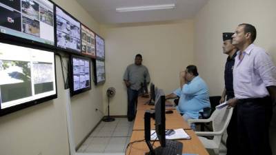 En el centro a cargo de las autoridades policiales hay siete monitores.