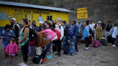 Vista de algunos migrantes en la Aduana de Agua Caliente (Honduras), fronterizo con Guatemala. EFE/ Gustavo Amador/Archivo