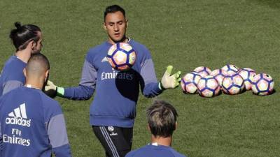 El portero del Real Madrid Keylor Navas (2d), durante el entrenamiento que ha realizado hoy la plantilla en Valdebebas para preparar el partido correspondiente a la 30ª jornada de LaLiga Santander 2016/2017, que disputarán mañana contra el Leganés en Butarque. EFE