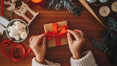Tómate tu tiempo para pensar en los regalos que vas a comprar, analiza los gustos del otro y no olvides que la decoración del presente también es muy importante.