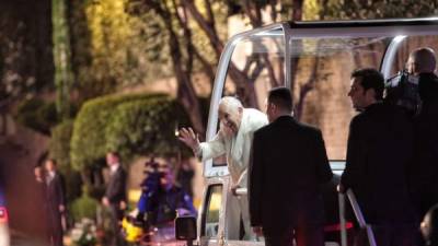 El papa Francisco a su llegada a la nunciatura apostólica anoche, en Ciudad de México, México. Foto de EFE.