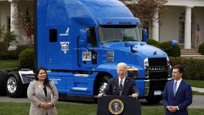 Biden destacó el ejemplo de una inmigrante venezolana que se convirtió en camionera tras perder su trabajo por la pandemia.