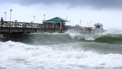El sur de Florida registra un fuerte oleaje a pocas horas de la llegada de Nicole como huracán.