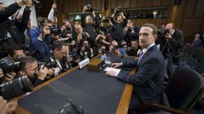 El presidente ejecutivo de Facebook, Mark Zuckerberg, asumió hoy la responsabilidad por la filtración masiva de datos a la empresa Cambridge Analytica, en una audiencia sin precedentes ante el Senado de EEUU en la que se enfrentó al duro interrogatorio de los legisladores de ambos partidos.
