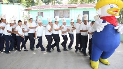 Los estudiantes de la escuela 18 de Noviembre bailaron con Pechugón.