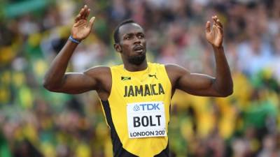 Jamaica's Usain Bolt applauds after the semi-finals of the men's 100m athletics event at the 2017 IAAF World Championships at the London Stadium in London on August 5, 2017. / AFP PHOTO / Kirill KUDRYAVTSEV