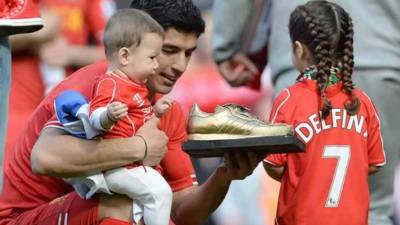 El trofeo del máximo goleador le fue entregado hoy a Suárez y lo celebró con sus hijos.
