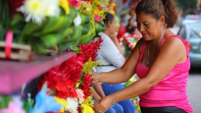 Los arreglos florales para el Día de los Difuntos ya están a la venta en el mercado Guamilito. Fotos: Yoseph Amaya.