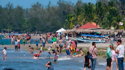 Miles de personas llegan a diario a las playas municipales de Tela.