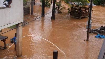 Así amaneció una de las comunidades garífunas de Roatán.