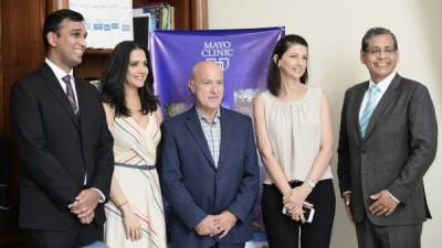 El neumólogo Jorge Mallea junto cona su equipo. La encargada de la oficina, Mary Ann Kafati, y la paciente Fairuz Khoury. Foto: YOSEPH AMAYA