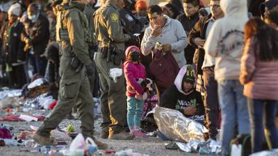 Agentes de la Patrulla Fronteriza revisan documentos de migrantes que ingresaron ilegalmente a Estados Unidos.