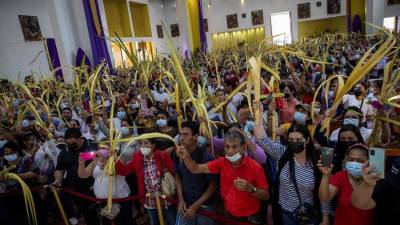 Feligreses católicos participan en la procesión del Domingo de Ramos en la catedral metropolitana, hoy en Managua (Nicaragua).