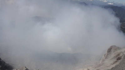 Fotografía cedida por el Ministerio de Medio Ambiente y Recursos Naturales (MARN) hoy, miércoles 1 de enero de 2014, que muestra volcán Chaparrastique mientras emana gases tras la erupción del domingo, cerca a la ciudad de San Miguel, a 138 kilómetros al este de San Salvador (El Salvador).