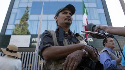 Fotografía de archivo tomada el 29 de marzo de 2017, el fotoperiodista mexicano Margarito Martínez es entrevistado mientras periodistas del estado de Baja California se manifiestan contra la violencia hacia miembros de la prensa en México.