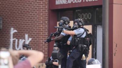 Las protestas en Mineápolis (Estados Unidos) por la muerte del afroamericano George Floyd a manos de policías se recrudecieron ayer por la noche con enfrentamientos y saqueos, mientras crecen los llamados al arresto de los agentes responsables del crimen.