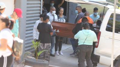 Familiares retiraron el cuerpo de la morgue capitalina.