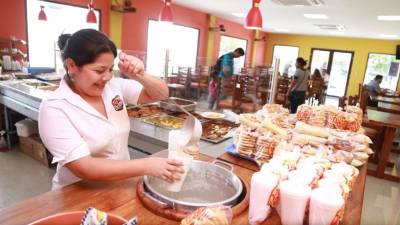 Una empleada sirve los tradicionales atoles de elote de Tío Dolmo.